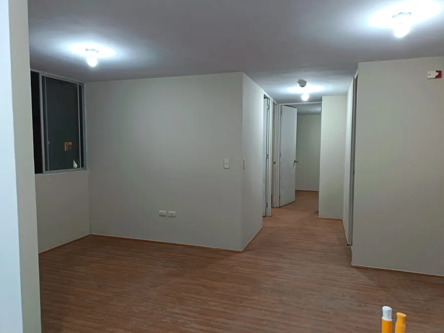 Trabajador instalando revestimiento de pared