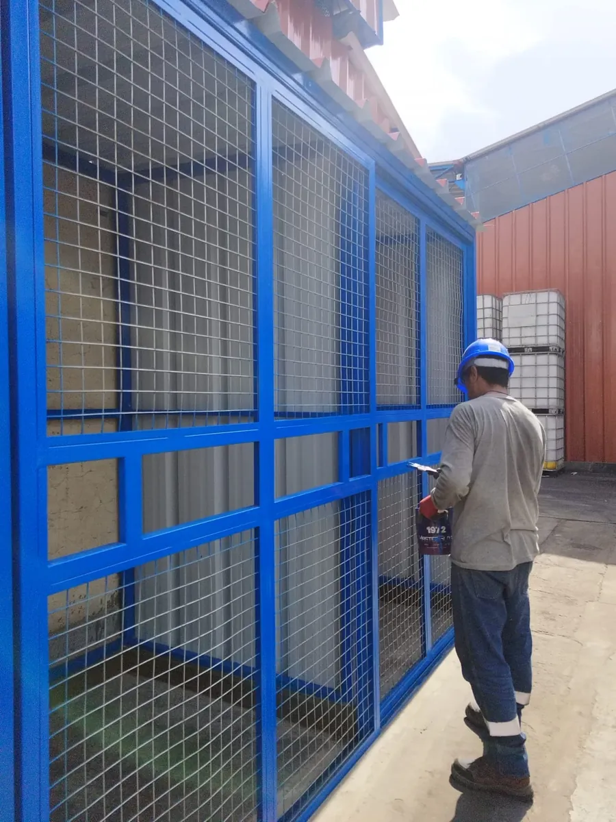 Estructura metálica con malla en obra industrial
