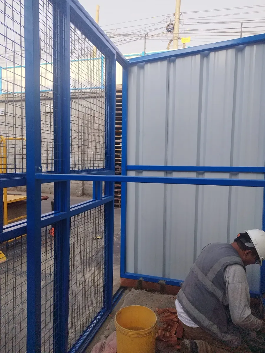 Instalación de estructura metálica con paneles