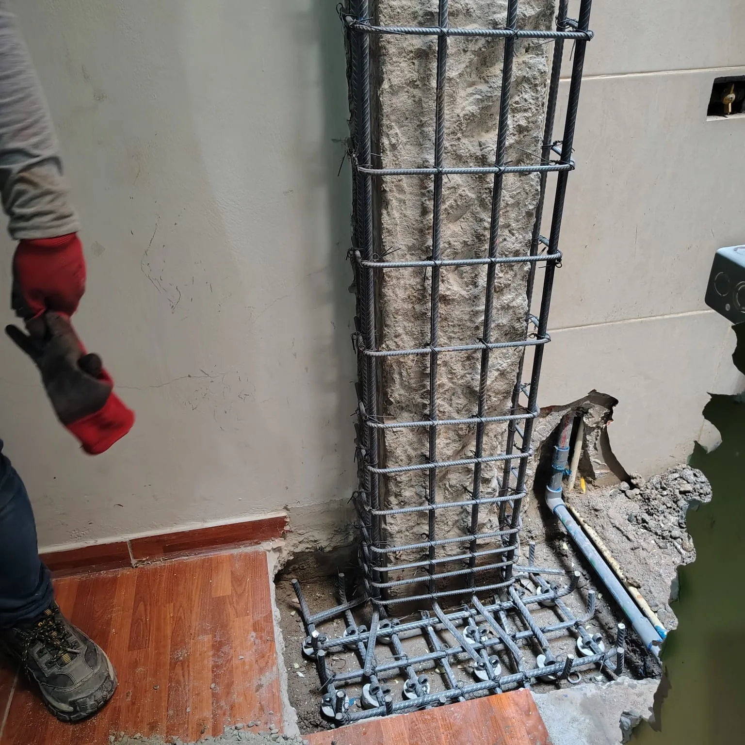 Refuerzo estructural de columna de concreto armado
