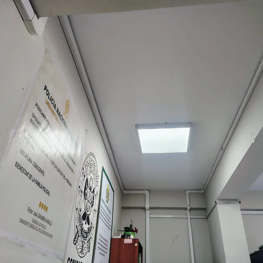 Técnico revisando tablero eléctrico