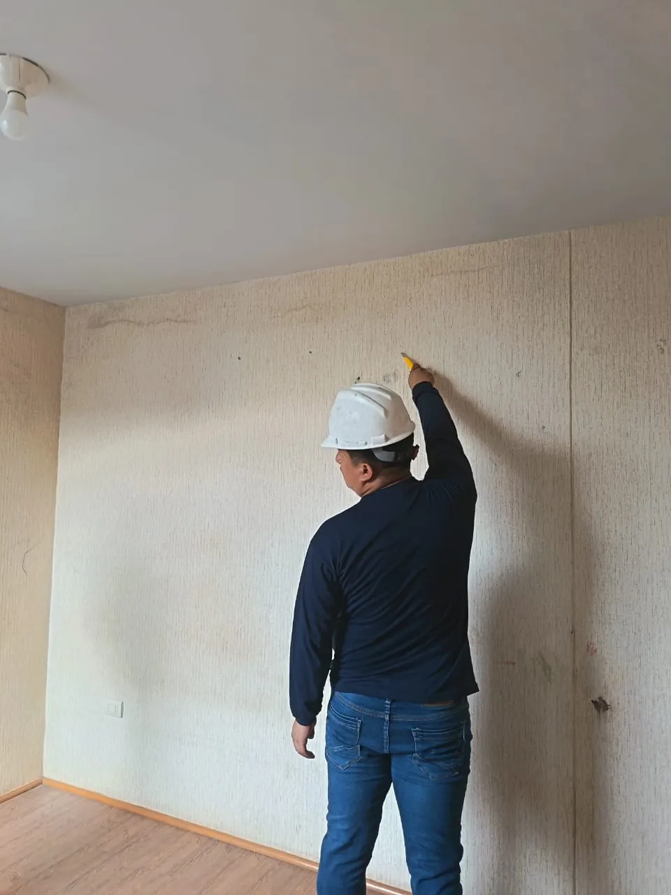 Ingeniero revisando planos y expedientes técnicos