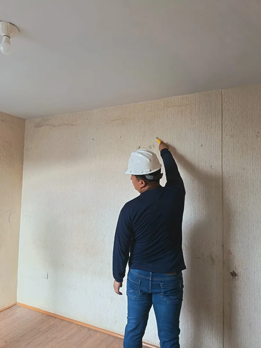 Ingeniero verificando instalaciones eléctricas