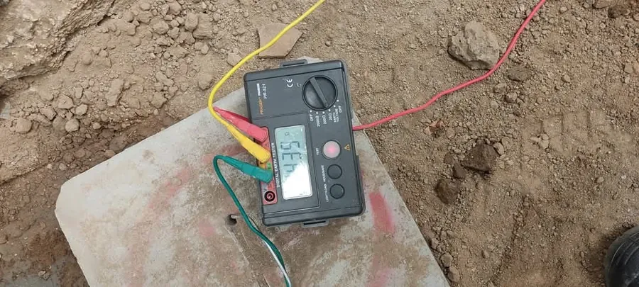 Equipo de medición eléctrica en campo