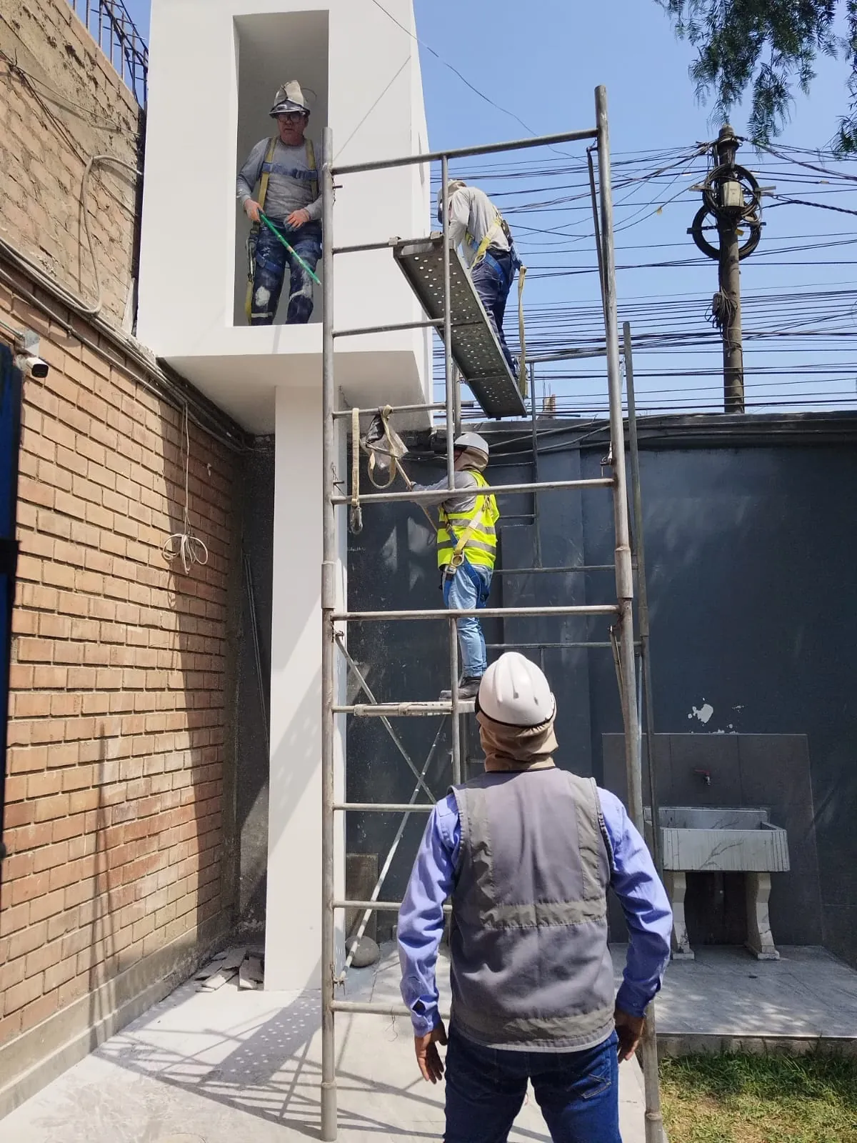 Trabajos en altura con andamio certificado