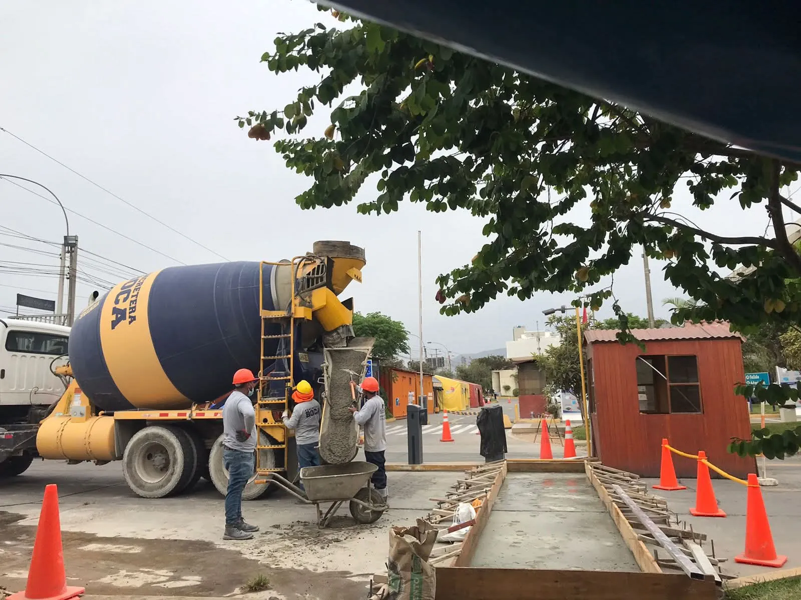 Vaciado de concreto en vía pública