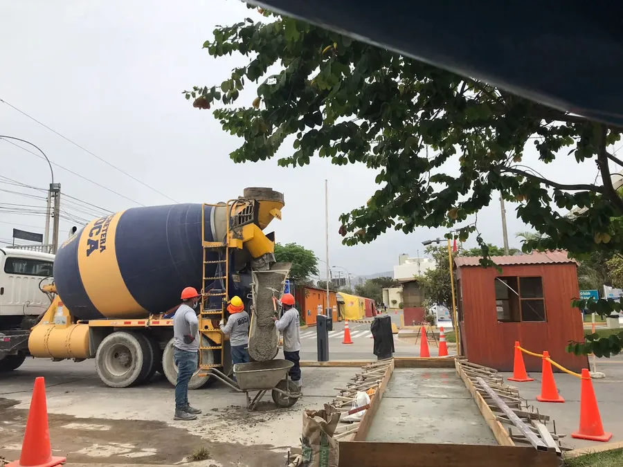 Vaciado de concreto con mezcladora en obra vial